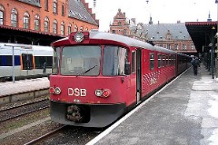 DSB ML 4902/4903 trainset photographed at the railway station in Helsingør 23. February 2005.  The ML/FL trainset was built by Duewag and Scandia and was delivered to DSB in 1984 in a number of 7 motorcoaches (ML) and 5 middle section coaches (FL). The trainsets are similar to the Y-class - used by a lot of Danish private railway compagnies. 2 diesel engines a 132 kW. Max speed 80 km/h - 50 mph. Length ML 17 530 mm - FL 17. 450 mm. Weight ML 27 metric tonnes - FL 18 metric tonnes. ML has 47 seats, FL 64 seats all 2nd class. The trainsets were renovated in 1997-1998. The ML/FL is used for the line Hillerød - Helsingør, called "Lille Nord".